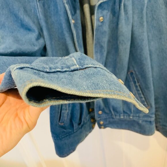 Vintage Women's Jean Jacket Size Medium - Picture 7 of 11